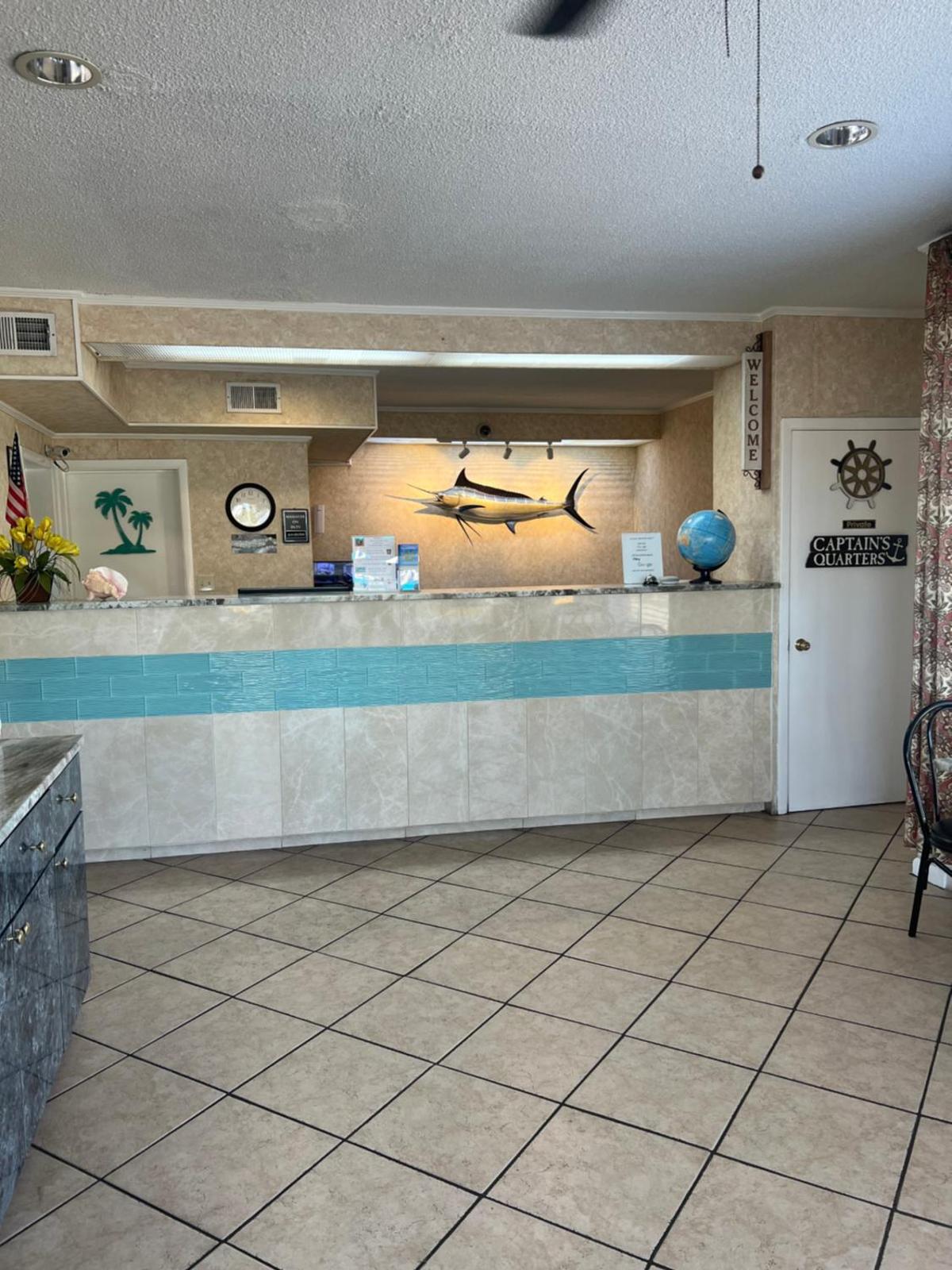 Hole Inn the Wall Hotel - Fort Walton Beach - Sunset Plaza - nearby Beaches & Hurlburt